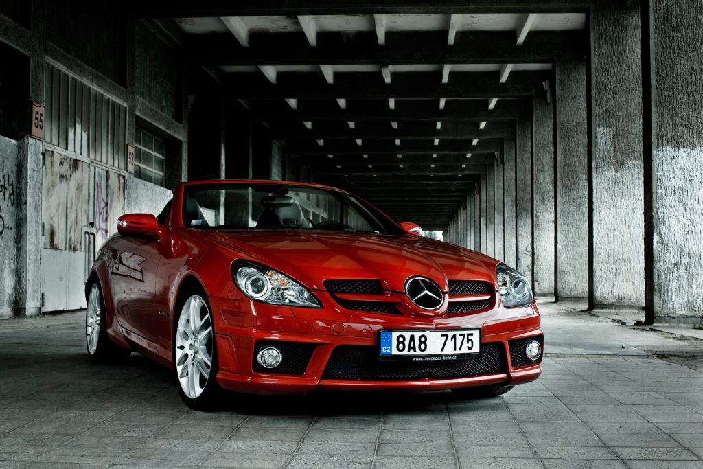 Mercedes Benz v cervene barve, produktova fotografie, Roman Mlejnek